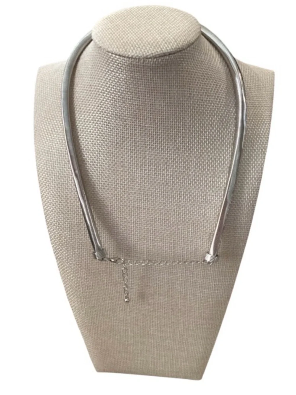 Juliet by Crystal Avenue Round Omega Stretchy Silver Tone Necklace (NWT)